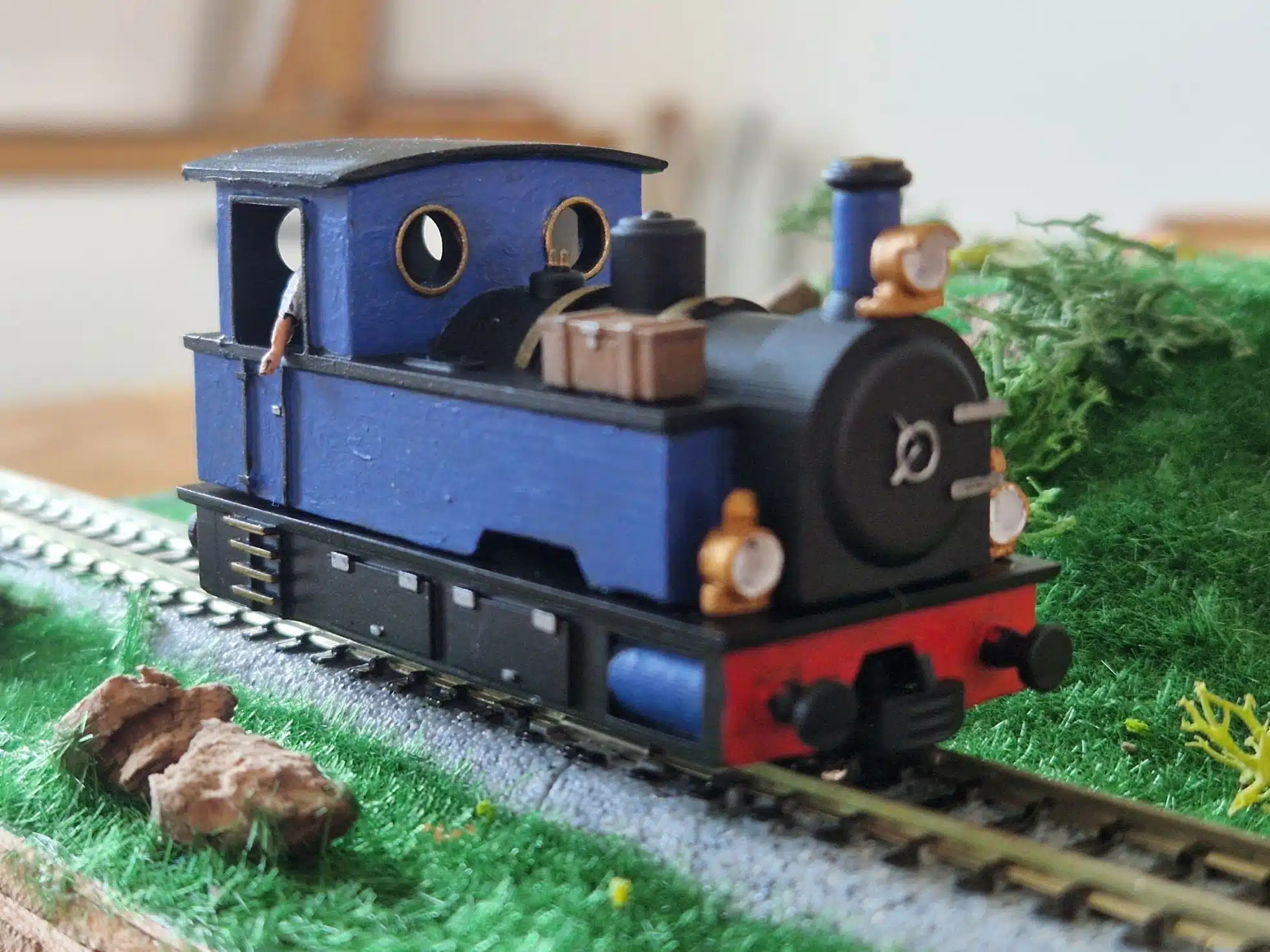 Locomotive HOe TrainDIY sur réseau ferroviaire miniature voie étroite