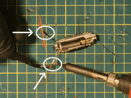 Dessouder les fils moteur du châssis Kato 109