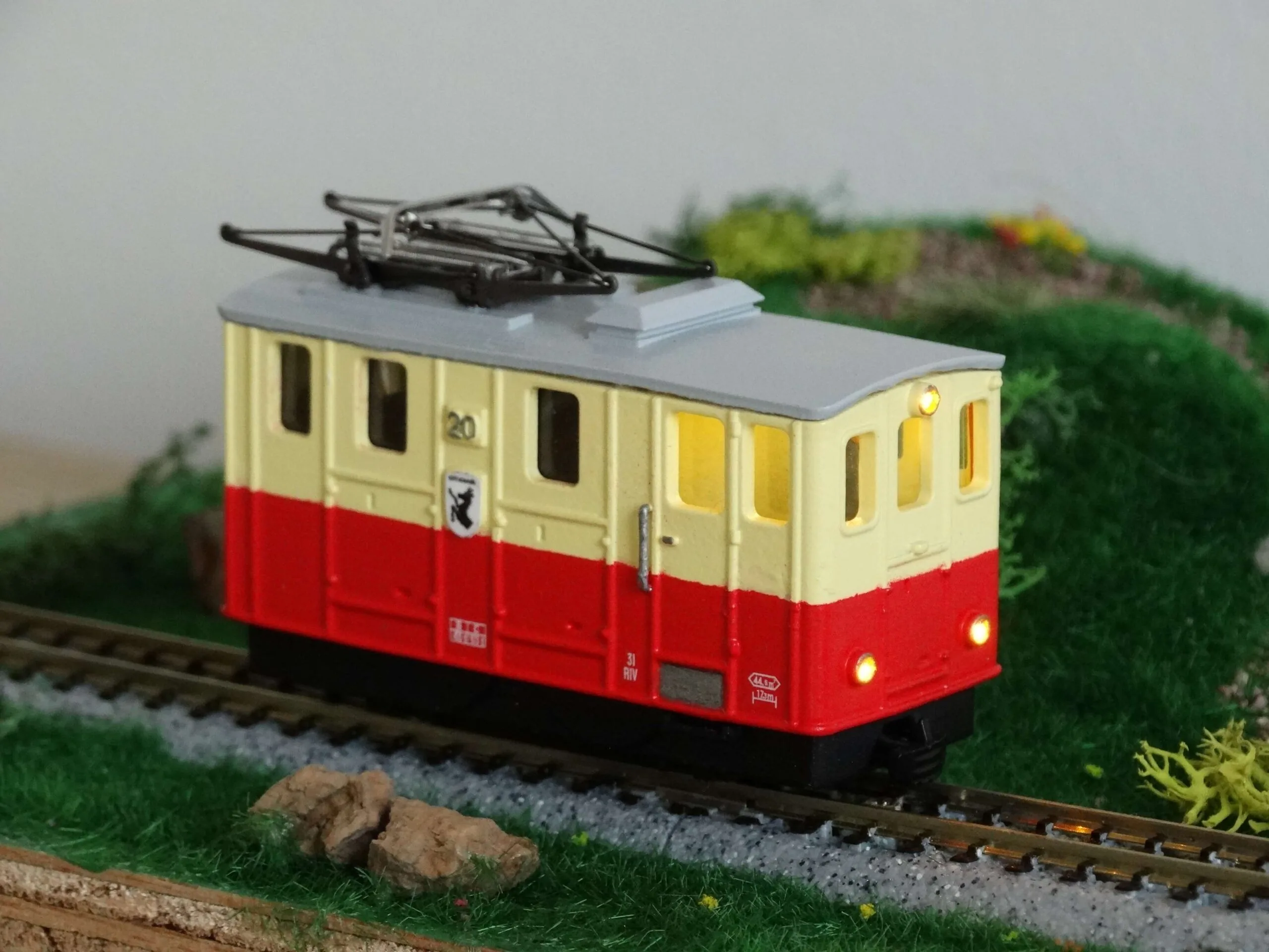 Locomotive HE 2/2 SPB N°20 HOe – motrice électrique à voie étroite en résine à monter | TrainDIY