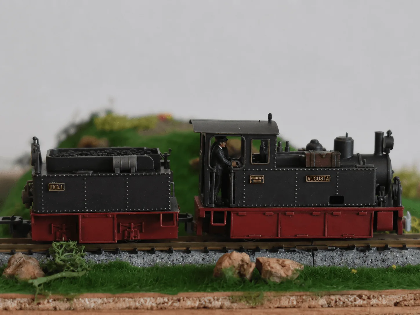 Profil de la locomotive Couillet Augusta peinte et de son tender, échelle HOe / HOn30