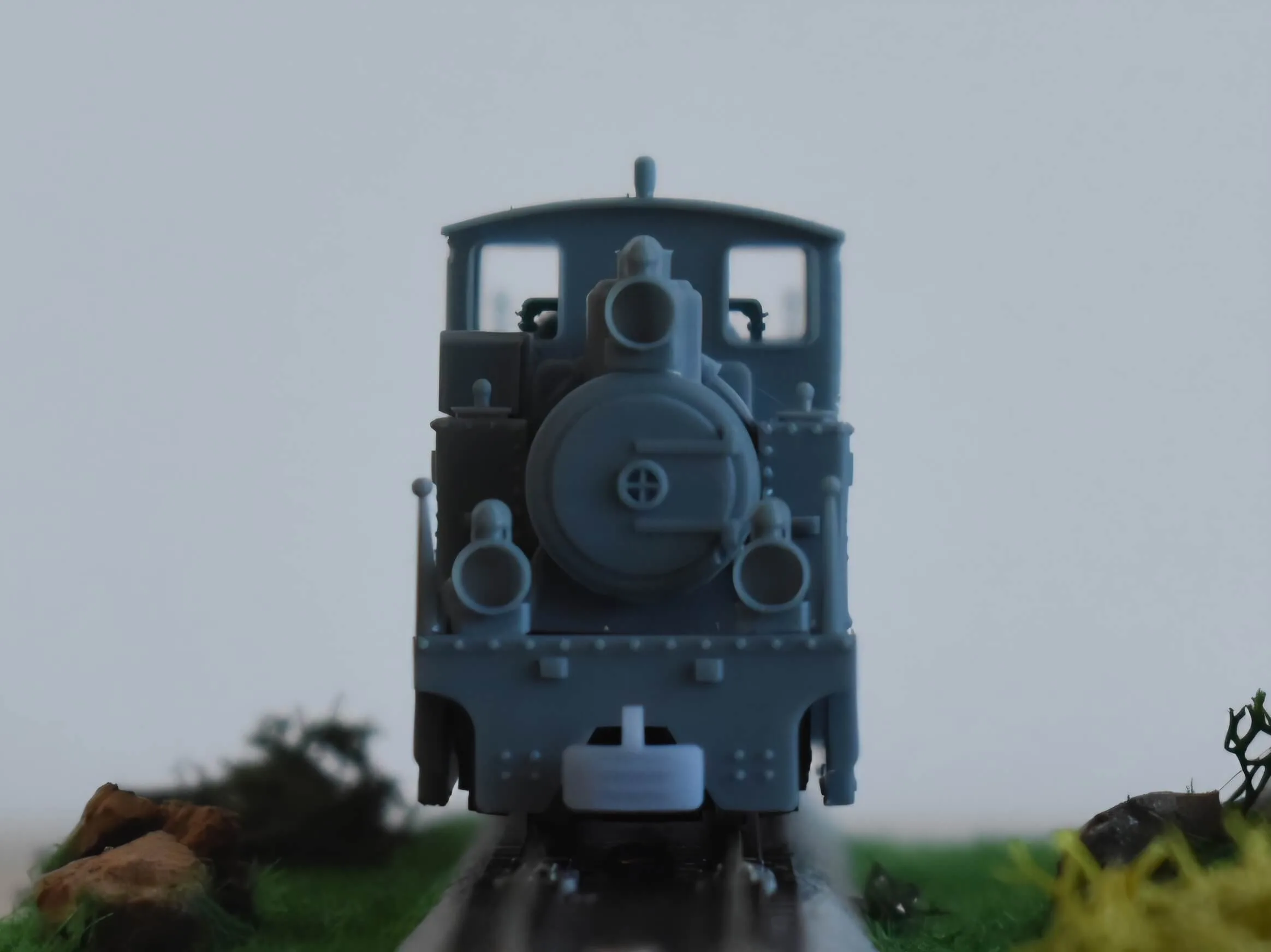 Face avant de la locomotive Couillet Augusta HOn30 avec ses lanternes et mains courantes