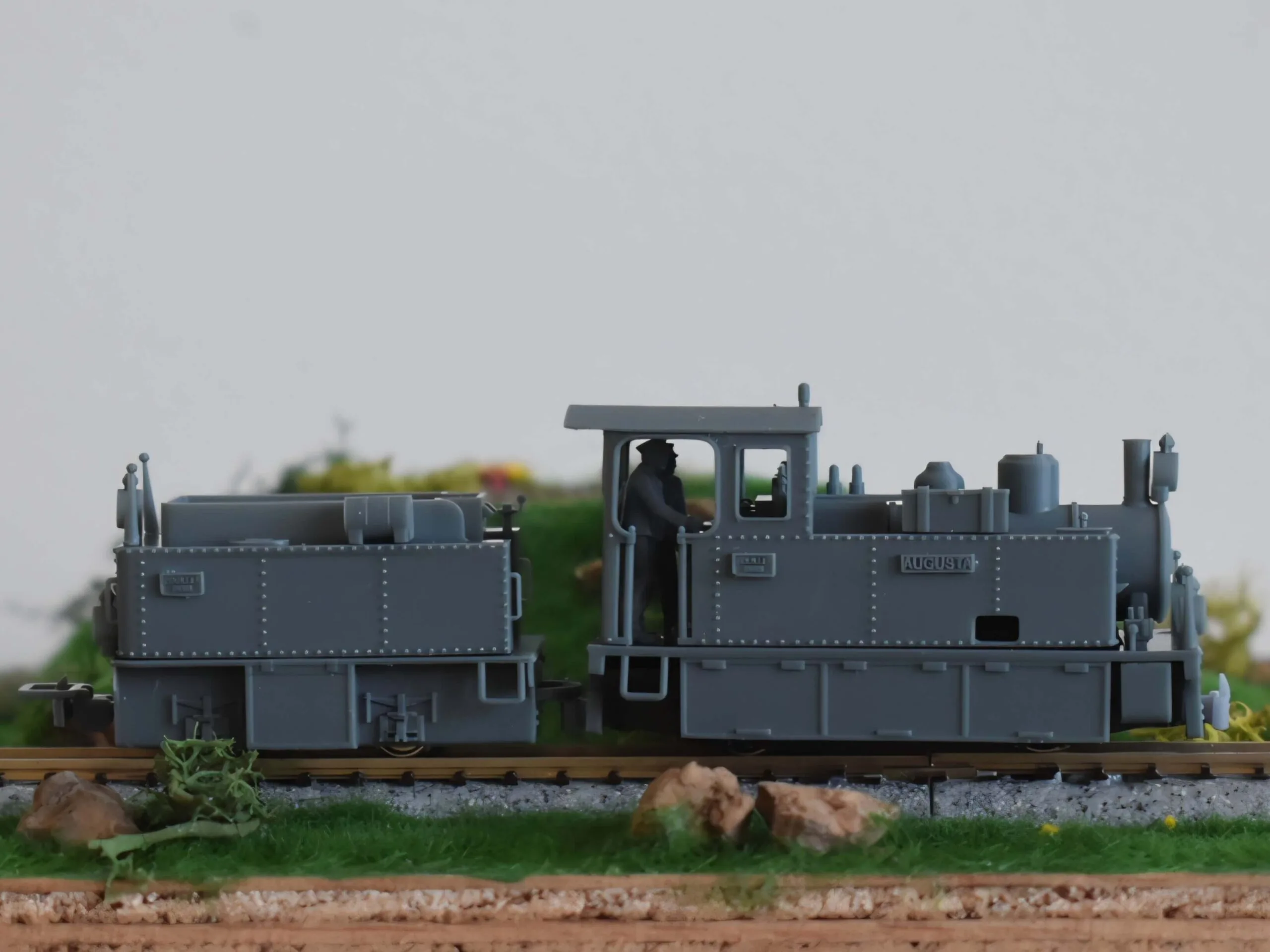 Vue de profil du kit Couillet Augusta : locomotive vapeur et tender séparé en HOe